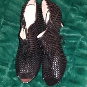 Cole HAAN size 8.5 .. black zip side